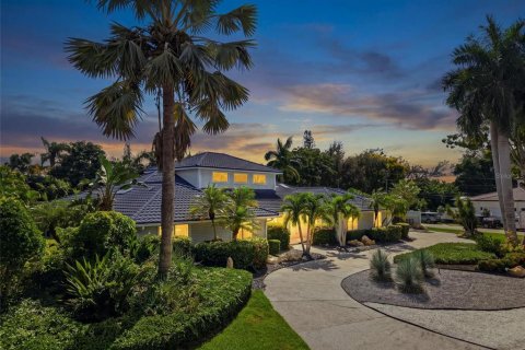 House in Sarasota, Florida 4 bedrooms, 365.38 sq.m. № 2425219 - photo 4