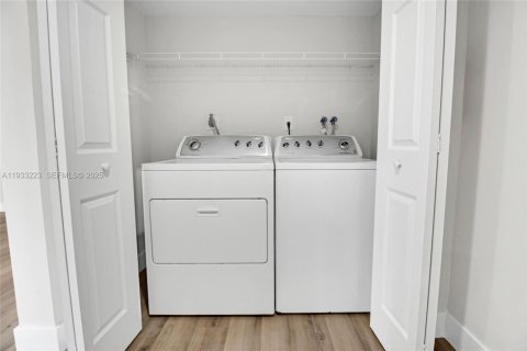 Casa en alquiler en Fort Lauderdale, Florida, 2 dormitorios, 258.92 m2 № 1991081 - foto 11