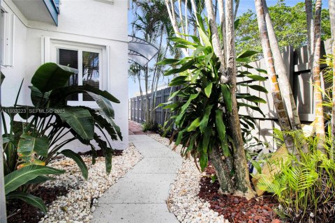 Casa en alquiler en Fort Lauderdale, Florida, 2 dormitorios, 258.92 m2 № 1991081 - foto 3