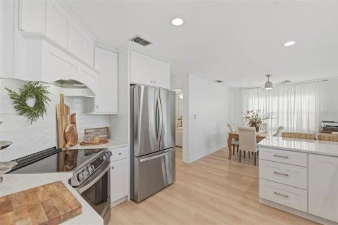 House in New Port Richey, Florida 2 bedrooms, 111.48 sq.m. № 2416650 - photo 3