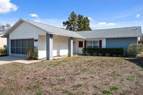 House in New Port Richey, Florida 2 bedrooms, 111.48 sq.m. № 2416650