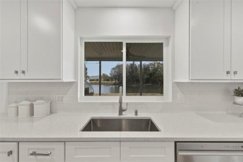 House in New Port Richey, Florida 2 bedrooms, 111.48 sq.m. № 2416650 - photo 9