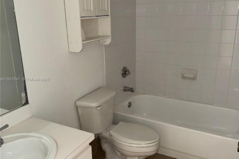 Copropriété à louer à Doral, Floride: 3 chambres, 104.05 m2 № 1990512 - photo 6