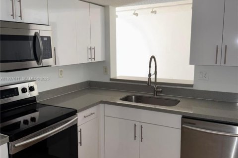 Copropriété à louer à Doral, Floride: 3 chambres, 104.05 m2 № 1990512 - photo 4