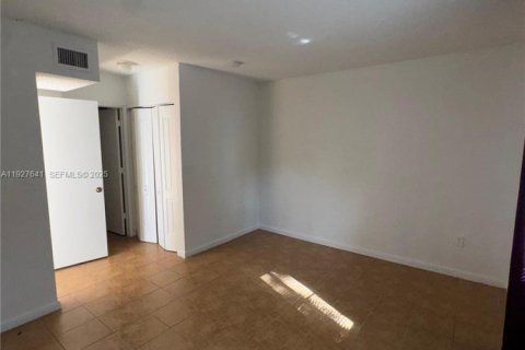 Copropriété à louer à Doral, Floride: 3 chambres, 104.05 m2 № 1990512 - photo 10