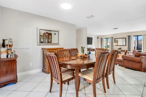 Villa ou maison à vendre à Cutler Bay, Floride: 3 chambres, 170.94 m2 № 1945110 - photo 8