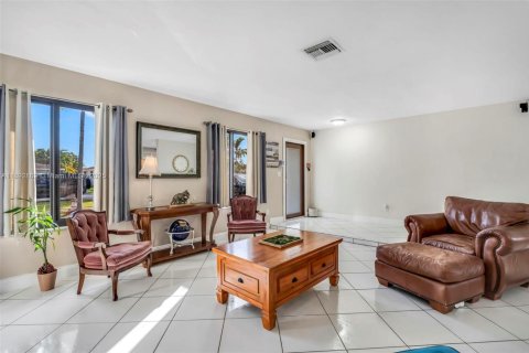 Villa ou maison à vendre à Cutler Bay, Floride: 3 chambres, 170.94 m2 № 1945110 - photo 4