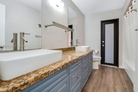 Villa ou maison à vendre à Cutler Bay, Floride: 3 chambres, 170.94 m2 № 1945110 - photo 12