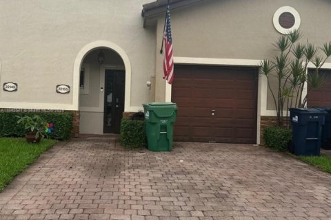 Townhouse in Cutler Bay, Florida 2 bedrooms, 141.03 sq.m. № 1836703 - photo 1