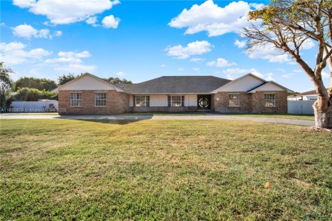 Дом в Хомстед, Флорида 4 спальни, 357.67м2 № 1975180