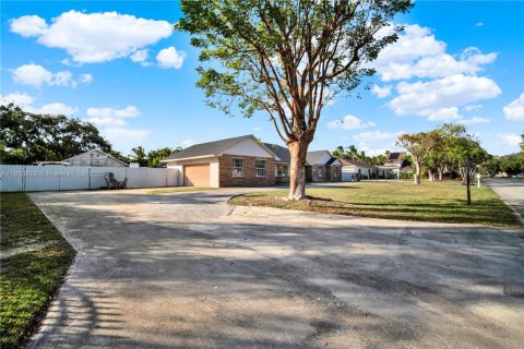 Купить виллу или дом в Хомстед, Флорида 4 спальни, 357.67м2, № 1975180 - фото 2