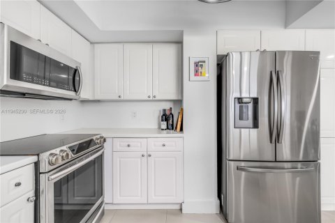 Condo in Miami Beach, Florida, 2 bedrooms  № 2001669 - photo 15