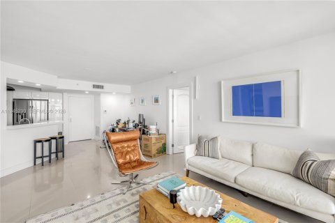 Condo in Miami Beach, Florida, 2 bedrooms  № 2001669 - photo 11
