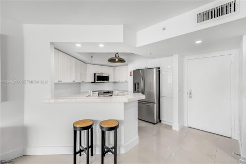 Condo in Miami Beach, Florida, 2 bedrooms  № 2001669 - photo 13