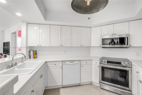 Condo in Miami Beach, Florida, 2 bedrooms  № 2001669 - photo 12