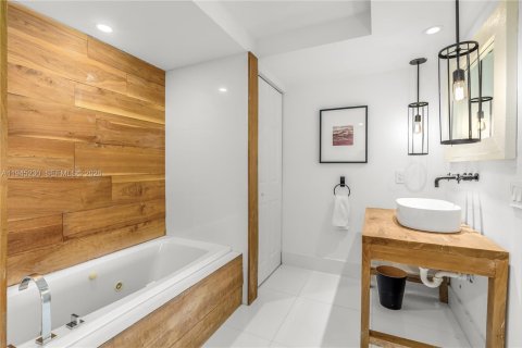 Condo in Miami Beach, Florida, 2 bedrooms  № 2001669 - photo 17