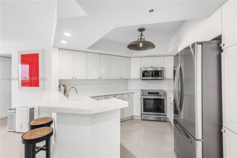 Condo in Miami Beach, Florida, 2 bedrooms  № 2001669 - photo 14