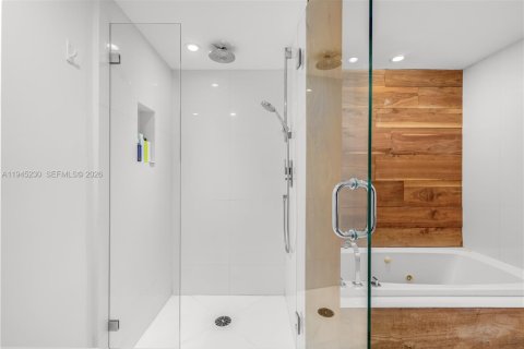 Condo in Miami Beach, Florida, 2 bedrooms  № 2001669 - photo 16