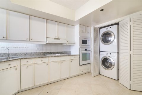 Condo in Surfside, Florida, 1 bedroom  № 1863870 - photo 10