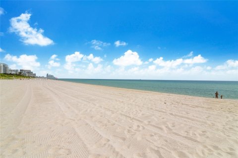 Condo in Surfside, Florida, 1 bedroom  № 1863870 - photo 5