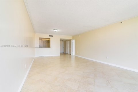 Condo in Surfside, Florida, 1 bedroom  № 1863870 - photo 9