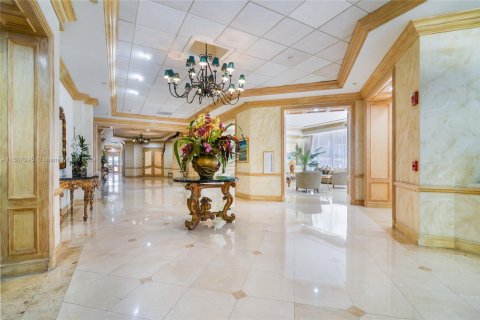 Condo in Surfside, Florida, 1 bedroom  № 1863870 - photo 6