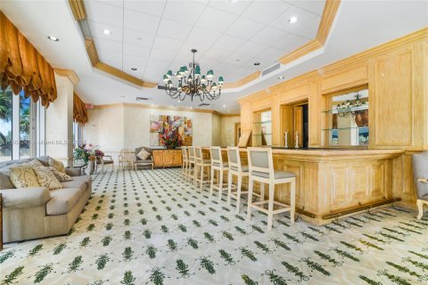 Condo in Surfside, Florida, 1 bedroom  № 1863870 - photo 2