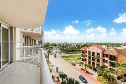 Condo in Surfside, Florida, 1 bedroom  № 1863870 - photo 1