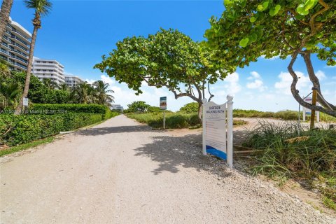 Condo in Surfside, Florida, 1 bedroom  № 1863870 - photo 4