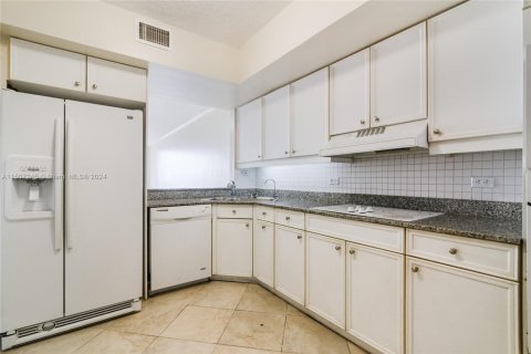 Condo in Surfside, Florida, 1 bedroom  № 1863870 - photo 11