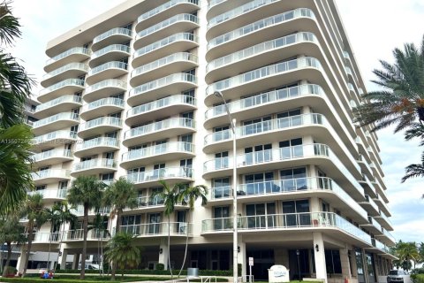 Condo in Surfside, Florida, 1 bedroom  № 1863870 - photo 17