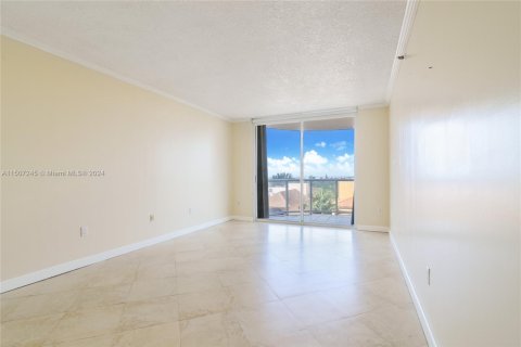 Condo in Surfside, Florida, 1 bedroom  № 1863870 - photo 15
