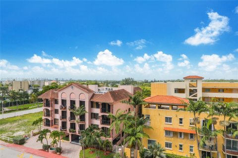 Condo in Surfside, Florida, 1 bedroom  № 1863870 - photo 16