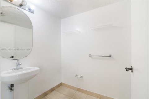 Condo in Surfside, Florida, 1 bedroom  № 1863870 - photo 13