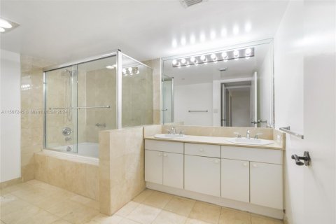 Condo in Surfside, Florida, 1 bedroom  № 1863870 - photo 14