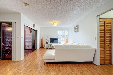Condo in Pembroke Pines, Florida, 2 bedrooms  № 1848369 - photo 4