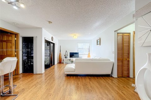 Condo in Pembroke Pines, Florida, 2 bedrooms  № 1848369 - photo 1
