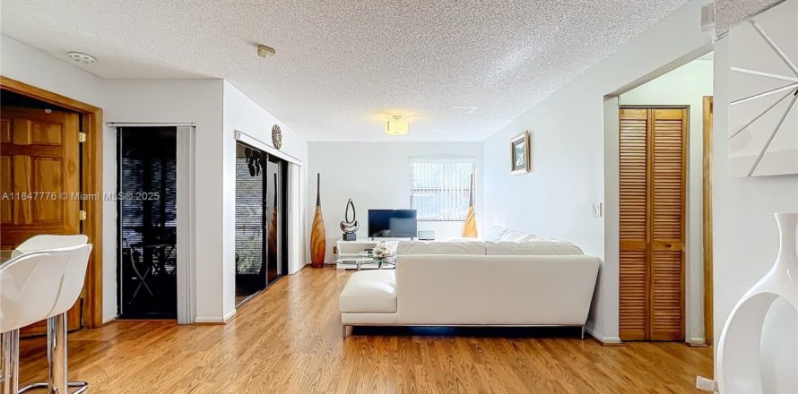 Condo in Pembroke Pines, Florida, 2 bedrooms  № 1848369