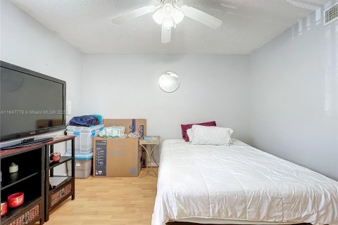 Condo in Pembroke Pines, Florida, 2 bedrooms  № 1848369 - photo 11