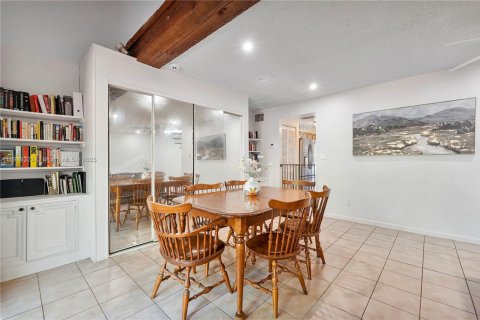 Townhouse in Hollywood, Florida 2 bedrooms, 128.95 sq.m. № 1974643 - photo 18