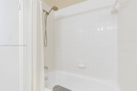 Townhouse in Hollywood, Florida 2 bedrooms, 128.95 sq.m. № 1974643 - photo 14