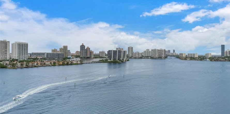 Condo in Sunny Isles Beach, Florida, 2 bedrooms  № 2050116