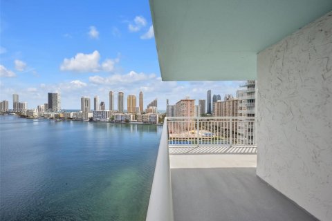 Condo in Sunny Isles Beach, Florida, 2 bedrooms  № 2050116 - photo 4