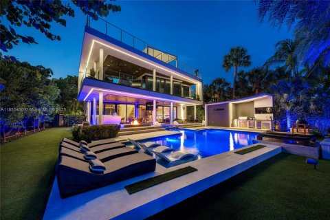 Villa ou maison à vendre à Miami Beach, Floride: 5 chambres, 502.23 m2 № 1887999 - photo 1