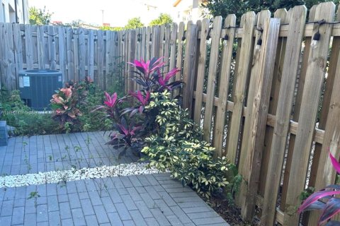 Снять в аренду квартиру в Дорал, Флорида 2 спальни, 99.59м2, № 1947260 - фото 13