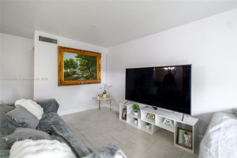 Condo in Cutler Bay, Florida, 1 bedroom  № 1892983 - photo 4