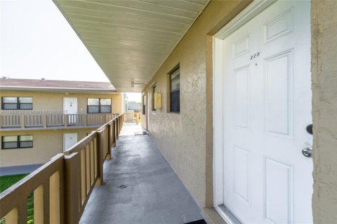 Condo in Cutler Bay, Florida, 1 bedroom  № 1892983 - photo 17