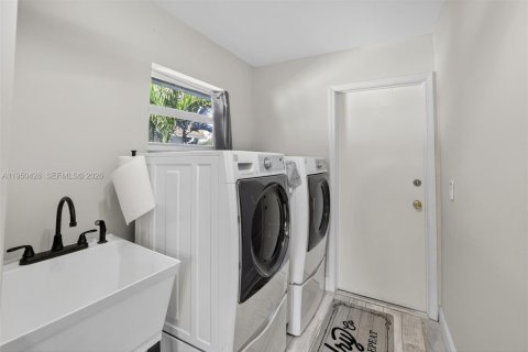 House in Plantation, Florida 3 bedrooms, 196.21 sq.m. № 2007159 - photo 28