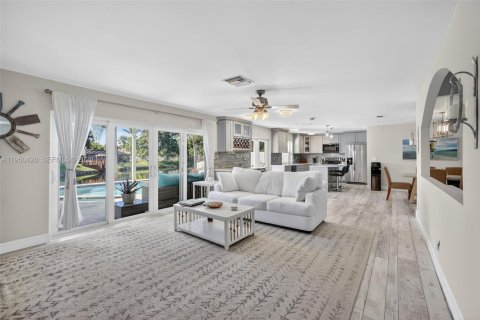 House in Plantation, Florida 3 bedrooms, 196.21 sq.m. № 2007159 - photo 16