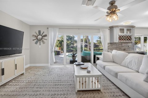 House in Plantation, Florida 3 bedrooms, 196.21 sq.m. № 2007159 - photo 9